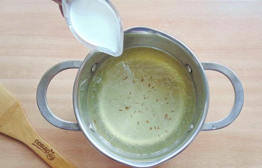 1. Этап. Сырный швейцарский суп: Варите тмин в бульоне 10 минут, после влейте сливки и перемешайте.