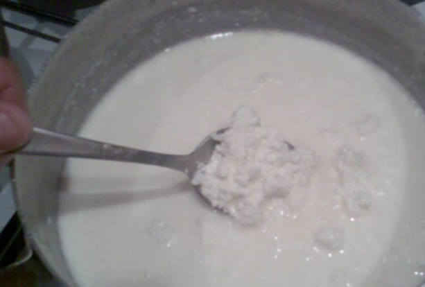 1. Этап. Cыр ольтермани в домашних условиях: Кладем в молоко творог, доводим до кипения, постоянно помешивая. После чего, варим еще 7-8 минут.