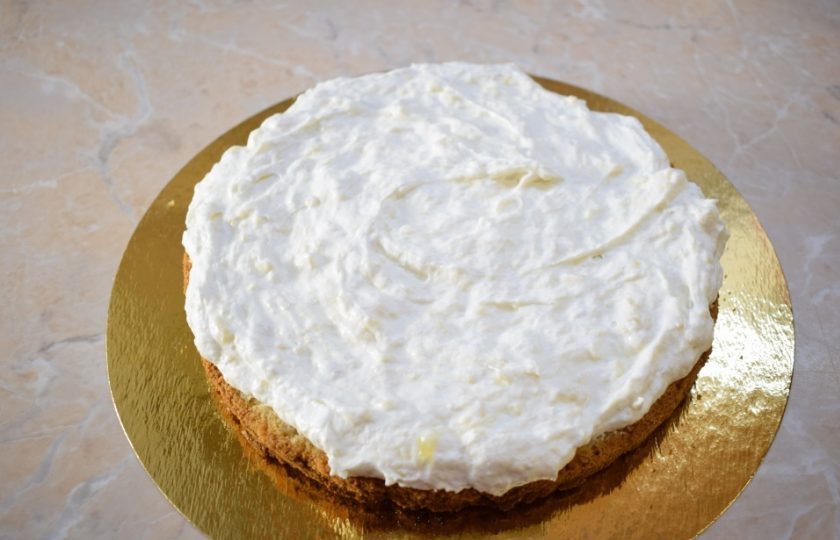 1. Этап. Банановый торт со сметанным кремом: Бисквитные коржи пропитайте сахарным сиропом или просто водой и промажьте банановым кремом.