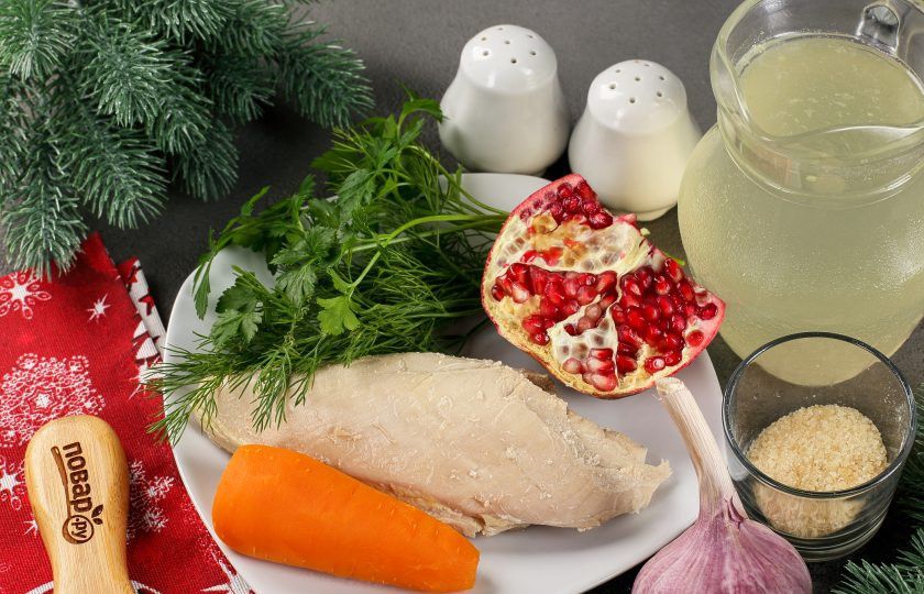 1. Этап. Заливные Драконьи яйца на Новый год 2024: Подготовьте все ингредиенты для начинки. Морковь и грудку заранее отварите и дайте ей остыть.