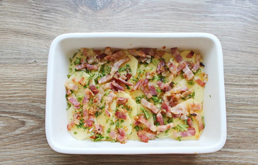 1. Этап. Гратен с беконом: Выложите на картофель половину обжаренного бекона.