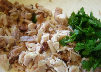 1. Этап. Салат Фиалка: 2. Мясо нарезать небольшими кусочками и выложить в салатник. Петрушку вымыть, просушить и измельчить. Соединить с мясом.