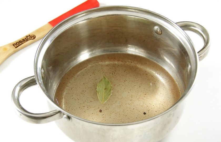 1. Этап. Рождественская сельдь: В кастрюлю налейте воду, добавьте перец, лавровый лист и сахар. Доведите до кипения и дайте покипеть пару минут.