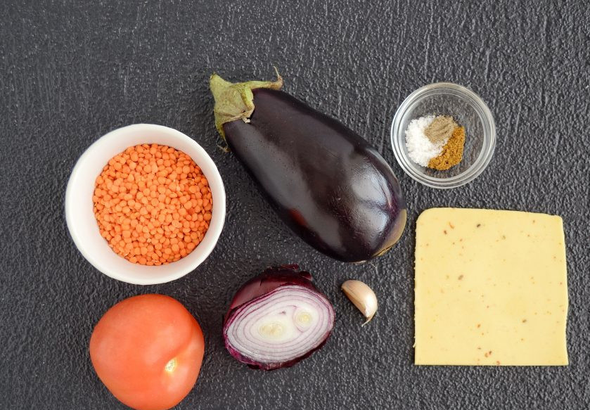 1. Этап. Чечевица с баклажанами: Подготовьте все ингредиенты.