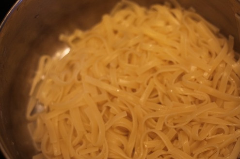 1. Этап. Паста со сливочным соусом: Для начала отварите макароны в подсоленной воде.