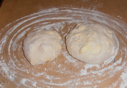 1. Этап. Кубете (пирог с мясом и картофелем): 4. Готовое тесто достаньте из холодильника и разделите на две части.