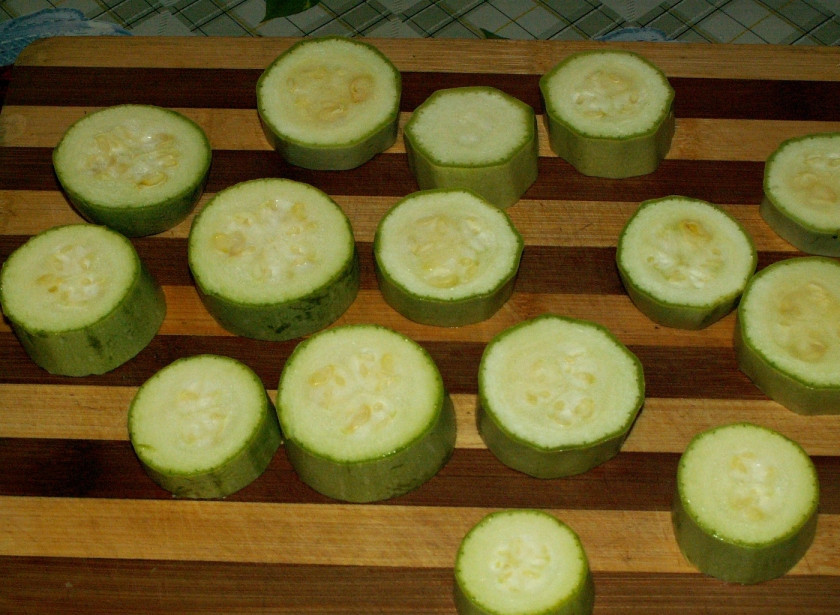 1. Этап. Кабачки с фаршем и помидорами: Сначала вырезаем кольца из кабачков, вынимаем мякоть и нарезаем ее на мелкие кусочки.