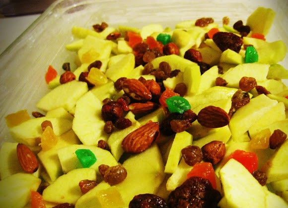 1. Этап. Шарлотка с сухофруктами: 3. Сверху добавьте сухофрукты по вкусу.