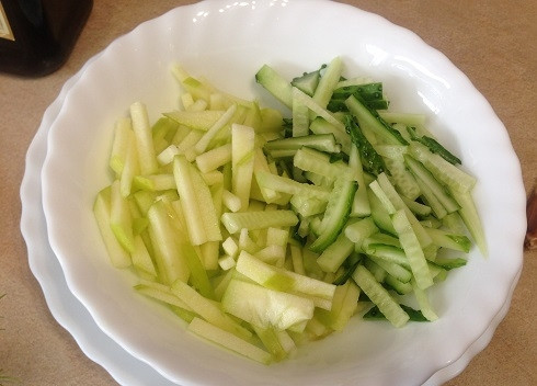 1. Этап. Салат Газапхули: 5. Яблок и огурца в салате должно быть примерно поровну.