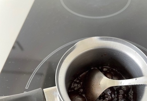 1. Этап. Шоколадно-кофейное печенье: По желанию украшаем глазурью. В небольшой емкости смешиваем все ингредиенты и нагреваем до сиропообразного состояния, даем пару минут остыть и ложечкой поливаем печенья. Глазурь не должна быть жидкой, иначе печенье ее тоже впитает.