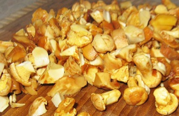 1. Этап. Лисички по-французски: 1. Грибы моем, чистим, варим 15 минут в кипящей воде. Откинем на дуршлаг. Когда вода стечет, обжариваем на растительном или сливочном масле.