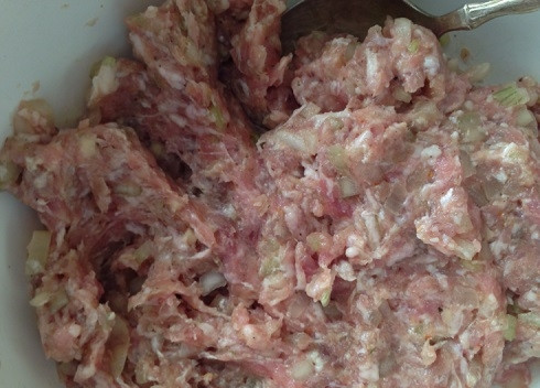 1. Этап. Чебуреки из слоеного теста: И тщательно перемешаем. К этому фаршу я воду не добавляю, иначе чебуреки будут очень мокрыми.