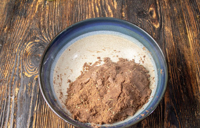 1. Этап. Льняные лепешки: Когда тесто станет не сильно горячим, замесите его и скатайте в шар.