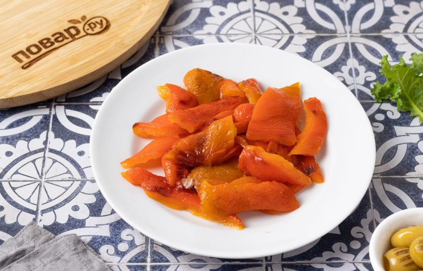 1. Этап. Марокканский салат из перца с апельсинами: Затем выложите перец в глубокую миску, накройте тарелкой и оставьте пропариться на 10-12 минут. После очистите от кожицы, семян и хвостика. Нарежьте полосками.