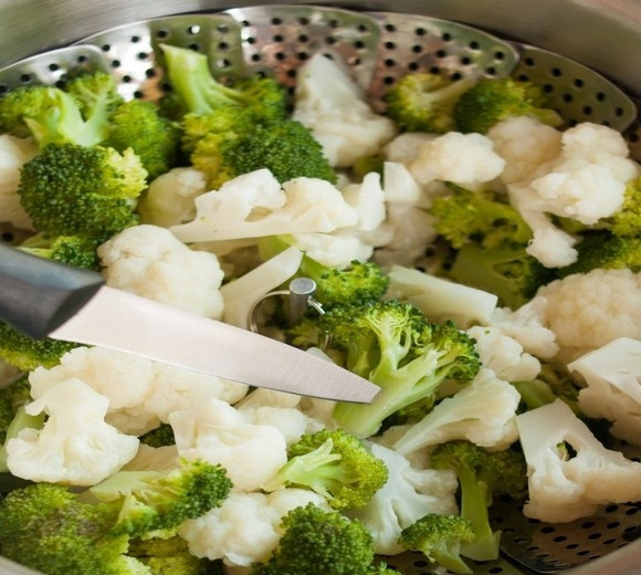 1. Этап. Овощи на пару: Овощи будут готовы, когда можно легко проколоть острием ножа самую толстую часть овощей. Отключите огонь, когда овощи еще немного хрустящие.