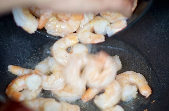 1. Этап. Салат с жареными креветками: 1. Первым делом мы займемся креветками. На сковороде разогрейте немного масла, выложите туда очищенные морепродукты.