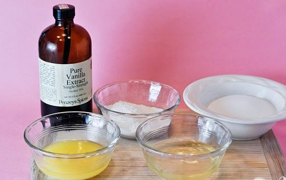 1. Этап. Тюиль с ягодами и взбитыми сливками: 1. В миске перемешать муку с сахаром. Взбить в яичные белки с ванилью и добавить в муку. Добавить сливочное масло и взбить венчиком до однородности. Накрыть крышкой и поставить в холодильник на 30 минут.