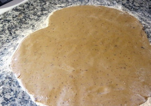 1. Этап. Веганское овсяное печенье: Присыпьте стол мукой и раскатайте тесто до 8 мм. (в идеале, это по ГОСТу).