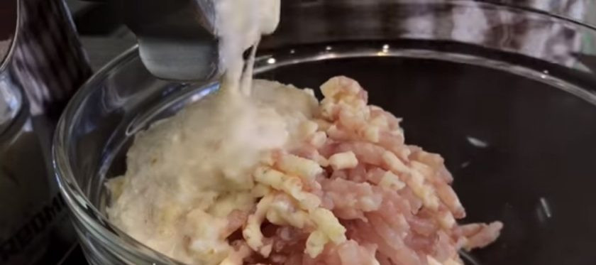 1. Этап. Вкуснейшие котлеты из щуки: 3. Лук, чеснок и хлеб (его не отжимайте) также пропустите через мясорубку. Добавьте к фаршу яйцо, посолите и поперчите, добавьте все специи. Перемешайте фарш, накройте пищевой пленкой и оставьте на 15 минут в холодильник.