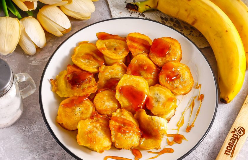 1. Этап. Бананы по-вьетнамски: Выложите бананы на тарелку и полейте карамельным соусом. Присыпьте семенами чиа или кунжута.