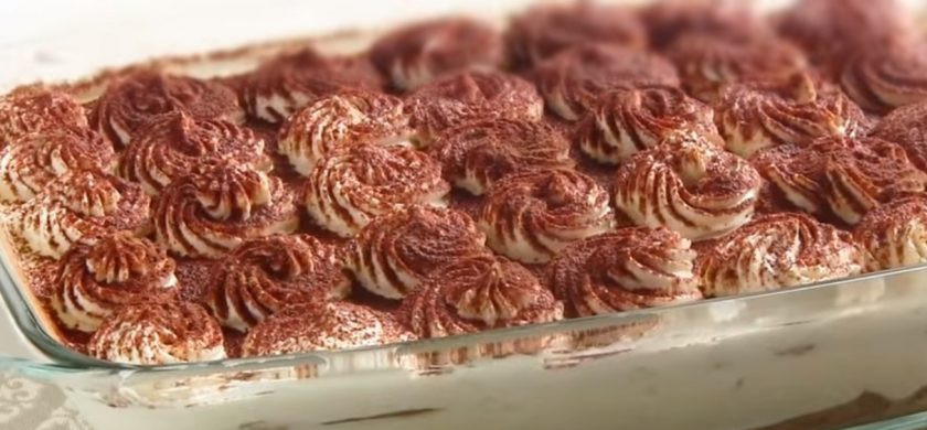 1. Этап. Тирамису по-домашнему: 4. Украсьте десерт кремом при помощи кондитерского мешка. Посыпьте десерт какао. Отправьте десерт в холодильник на несколько часов. Приятного аппетита!