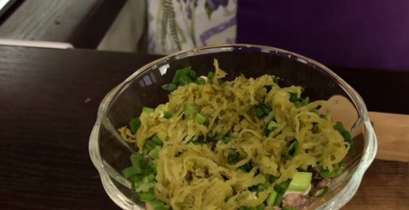 1. Этап. Нежнейший салат из печени трески: 3. Сверху выложите слой картофеля, затем слой измельченной печени трески и разровняйте. Смажьте майонезом, выложите нарезанный зеленый лук, маринованные огурцы и свежие огурцы.