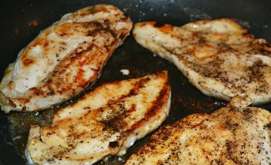 1. Этап. Куриная грудка с картофелем: 4. Обжарьте каждую грудку с двух сторон до образования золотистой корочки.