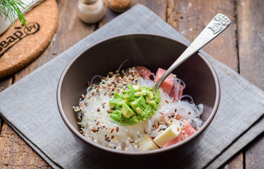 1. Этап. Салат с фунчозой и авокадо: Добавьте авокадо. Мягкий и спелый авокадо можно мелко нарезать или подавить вилкой.