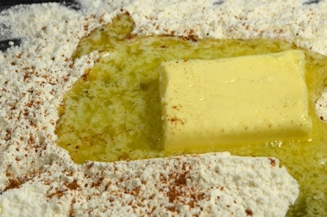 1. Этап. Свинина с овощами под соусом Бешамель: Дальше добавляем сливочное масло и мускатный орех. Постоянно помешивая, вливаем молоко понемногу. Готовим на маленьком огне, пока соус не загустеет. Не забываем посолить по вкусу.