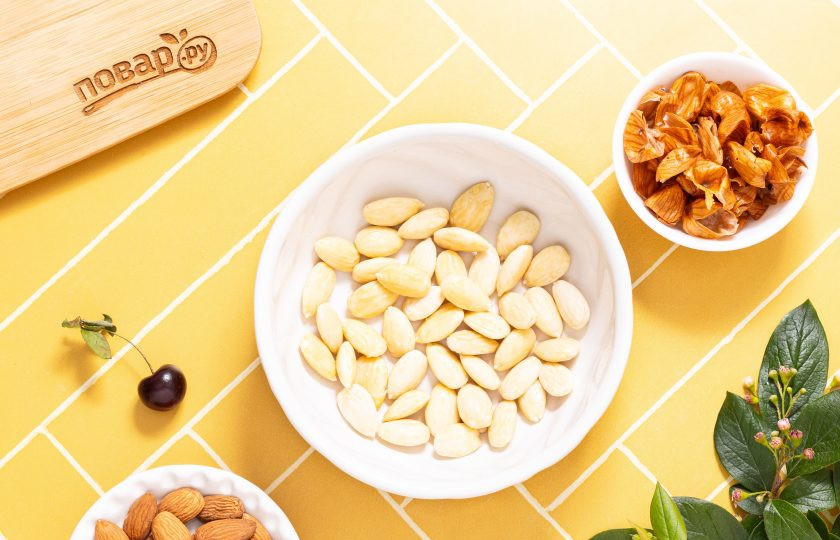 1. Этап. Варенье из вишни с миндалем: После очистите миндаль от кожуры.