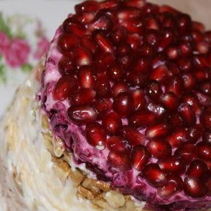 Салат Гранатовый браслет с сыром