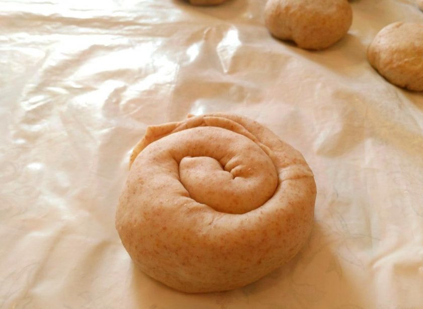 1. Этап. Лепёшки «Фатир» в духовке: Сверните получившуюся трубочку в улитку и подогните оставшийся свободный кончик под низ будущей лепёшки.