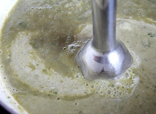 1. Этап. Щавелевый крем-суп: Добавьте сметану, при помощи погружного блендера тщательно взбейте суп в однородную массу. Затем доведите до кипения. Разлейте суп по тарелкам, добавьте сметану, перепелиные яйца, петрушку и листики щавеля.