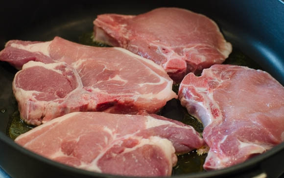 1. Этап. Свинина, жаренная с луком: 1. Для начала обжарьте на сильном огне отбивные, предварительно натерев каждую с двух сторон специями. До готовности доводить не надо, нам главное, чтобы появилась зажаристая корочка. Выкладываем пока что их на тарелку.