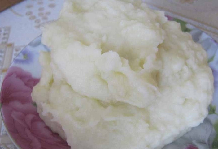 1. Этап. Дрожжевое тесто с картофелем: Картофель очищаем и отвариваем в кипящей подсоленной воде до готовности. Вливаем кипяченое молоко и превращаем картофель в пюре.