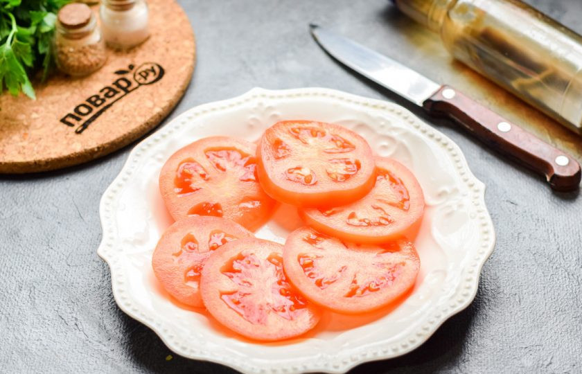 1. Этап. Салат Бакинский с гранатом: Помидоры ополосните, просушите, нарежьте кружочками. Выложите помидоры на красивую тарелку.