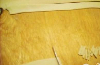 1. Этап. Чак-чак: 5. Каждую полоску теста порезать лапшой поперек (ширина 3 мм). Отделить лапшу друг от друга сразу после нарезки.