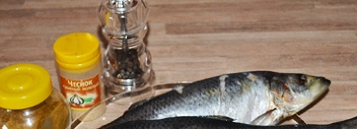 1. Этап. Селёдка в фольге в духовке: Для начала селедку выпотрошите, удалите жабры и тому подобное.