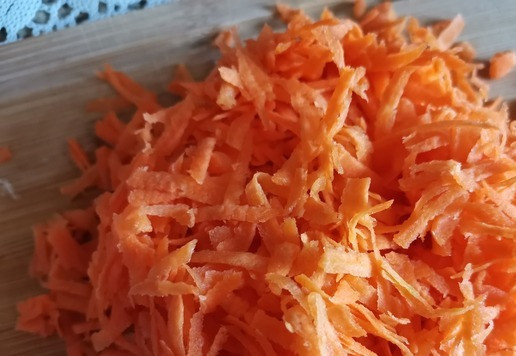1. Этап. Суп Метис: Морковь натереть на крупной тёрке.