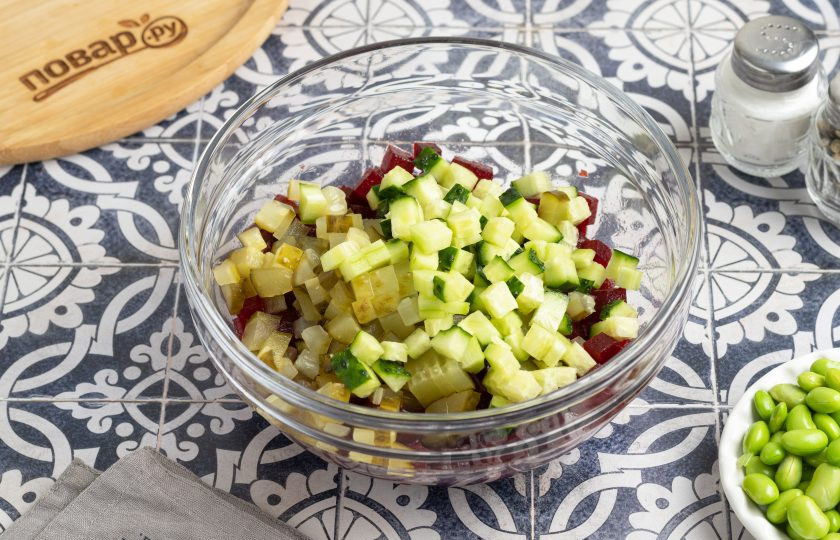 1. Этап. Винегрет с бобами эдамаме: Оба вида огурцов порежьте на кубики и добавьте в миску.