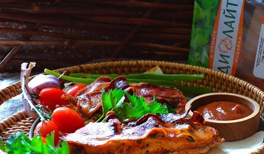 1. Этап. Стейк индейки под беконом: Подать горячими на лепёшке, с соусом.