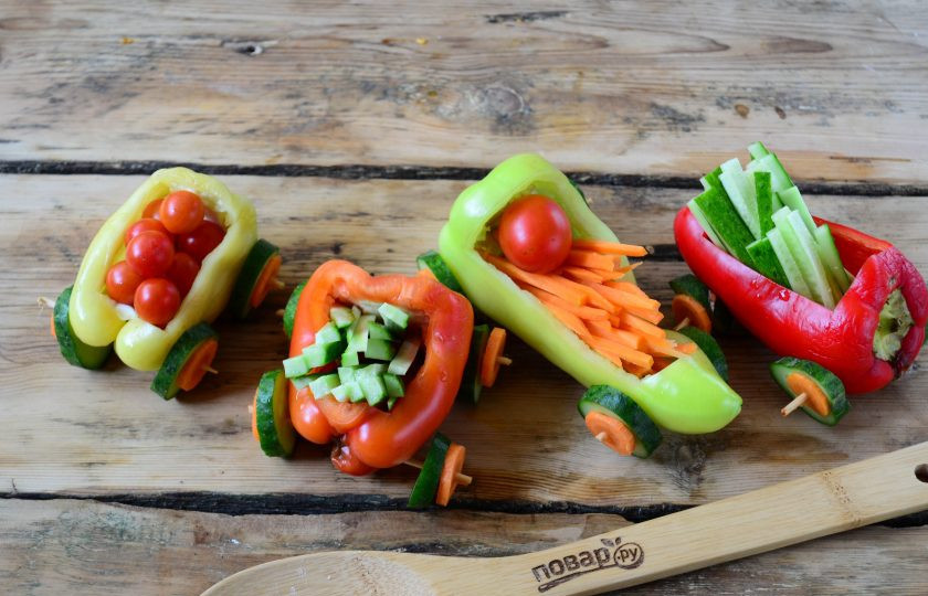1. Этап. Нарезка Овощной поезд: Наполните вагончики из сладкого перца помидорами черри, соломкой из моркови и огурца.