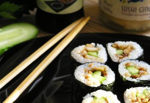 1. Этап. Роллы с кальмарами: Подавайте роллы с соевым соусом и маринованным имбирем.