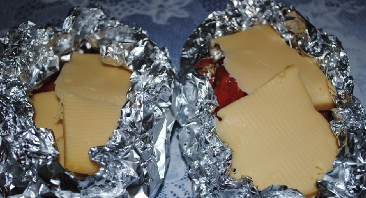 1. Этап. Рыба, запеченная в фольге в мультиварке: Потом соберите фольгу в виде лодочек. Выложите рыбу в чашу мультиварки.