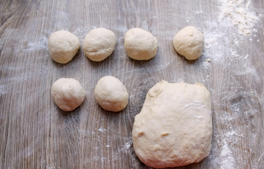 1. Этап. Ватрушки с черникой: Разделите тесто на одинаковые кусочки, и скатайте шарики.