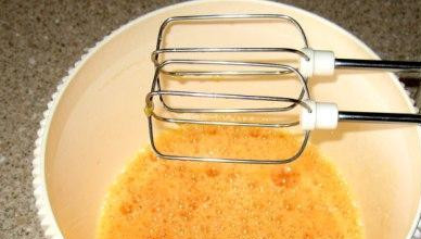 1. Этап. Заливной пирог с сайрой: Яйца вбивает в ёмкость, добавляем по щепотке соли и соды (её не нужно гасить уксусом). Хорошенько взбиваем всё миксером.