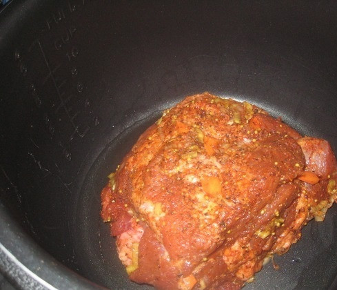 1. Этап. Буженина в скороварке: 3. Слегка промаринованное мясо выложить на дно чаши скороварки с небольшим количеством оливкового масла.