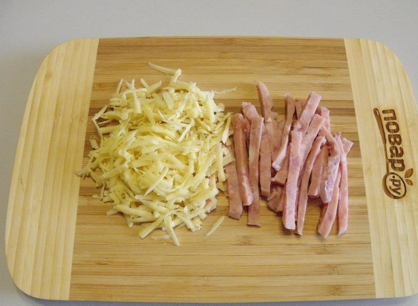 1. Этап. Омлет с ветчиной, грибами и сыром: 4. Ветчину нарежьте соломкой, сыр натрите на крупной терке.