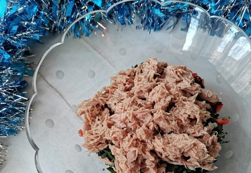 1. Этап. Салат Русалочьи бусы: Слить жидкость из банки, тунец выложить в салатник.