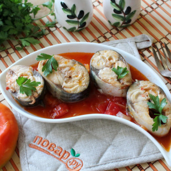 Скумбрия в томате с овощами